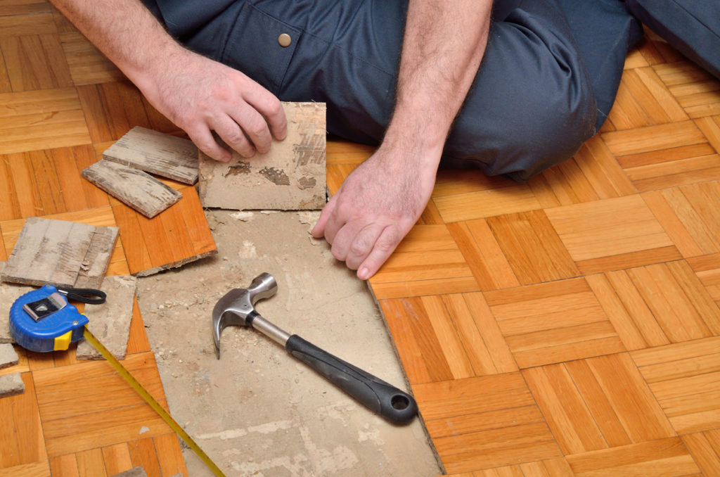 Renover un parquet peut permettre d'éviter de le changer entièrement.