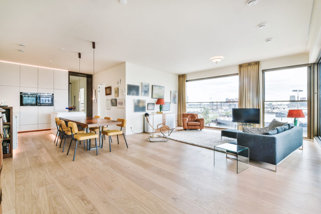 Il existe des alternatives au parquet massif pour un sol aspect bois brut.