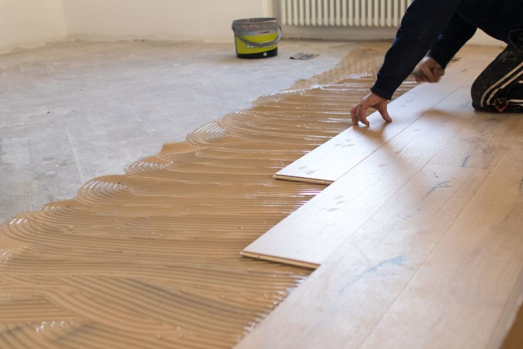 Tout savoir du parquet collé sur chape