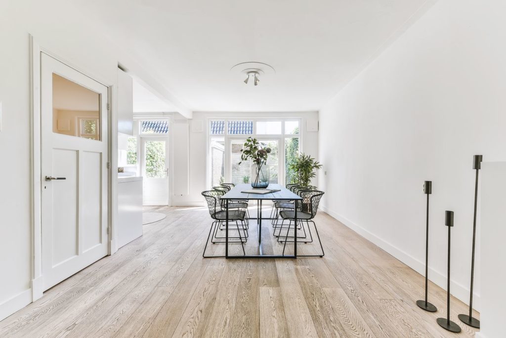 Salle à manger avec parquet flottant posé sur du carrelage
