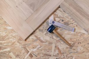 Réalisation d'une pose de parquet massif sur OSB