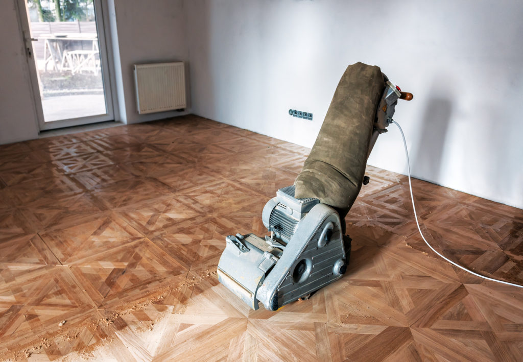 Poncez l'ancien parquet avant d'installer votre nouveau parquet flottant.