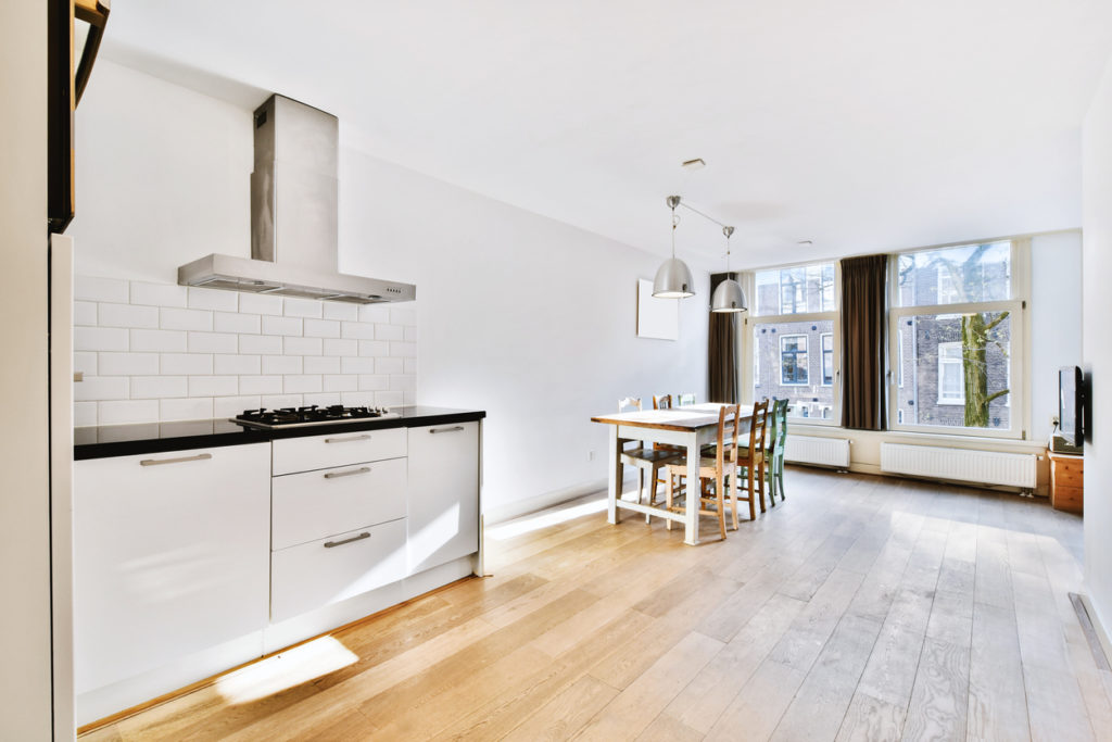 Le prix de la pose de parquet stratifié varie en fonction des travaux à réaliser avant la pose.