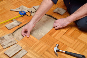 Pour rénover un parquet abîmé, il faut suivre certaines étapes nécessaires