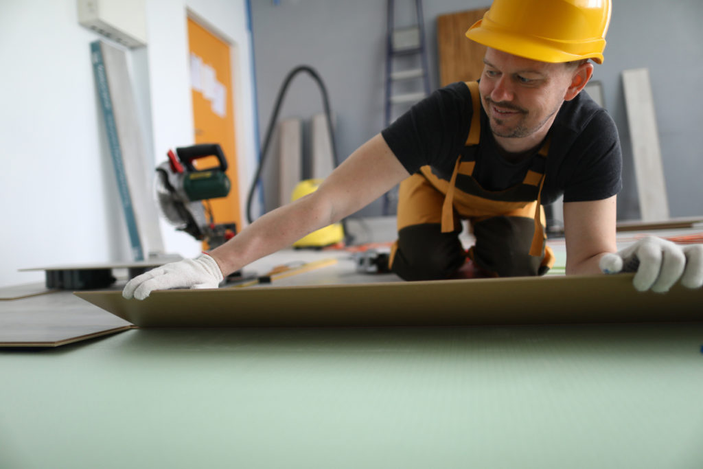 N'oubliez pas de poser une sous-couche sur votre ancien parquet avant de poser le parquet flottant.