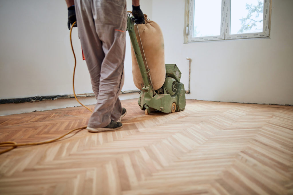 Le prix du ponçage du parquet dépend notamment du degré de rénovation.