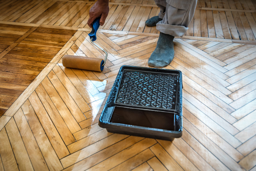 Si vous voulez rénover correctement votre parquet, il faut lui appliquer une finition.