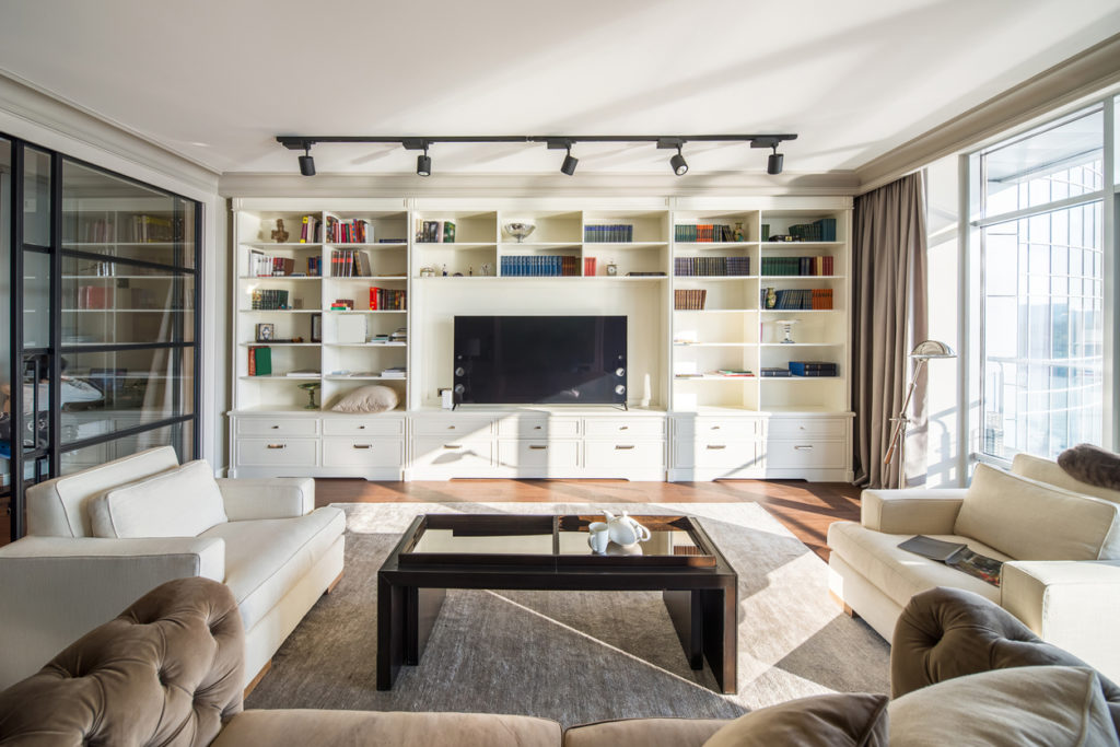 Pour un design qui vous correspond, opter pour une bibliothèque sur-mesure est idéal.