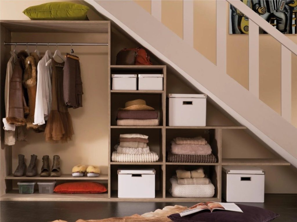 Aménager un dressing d'entrée sous escalier, c'est possible !