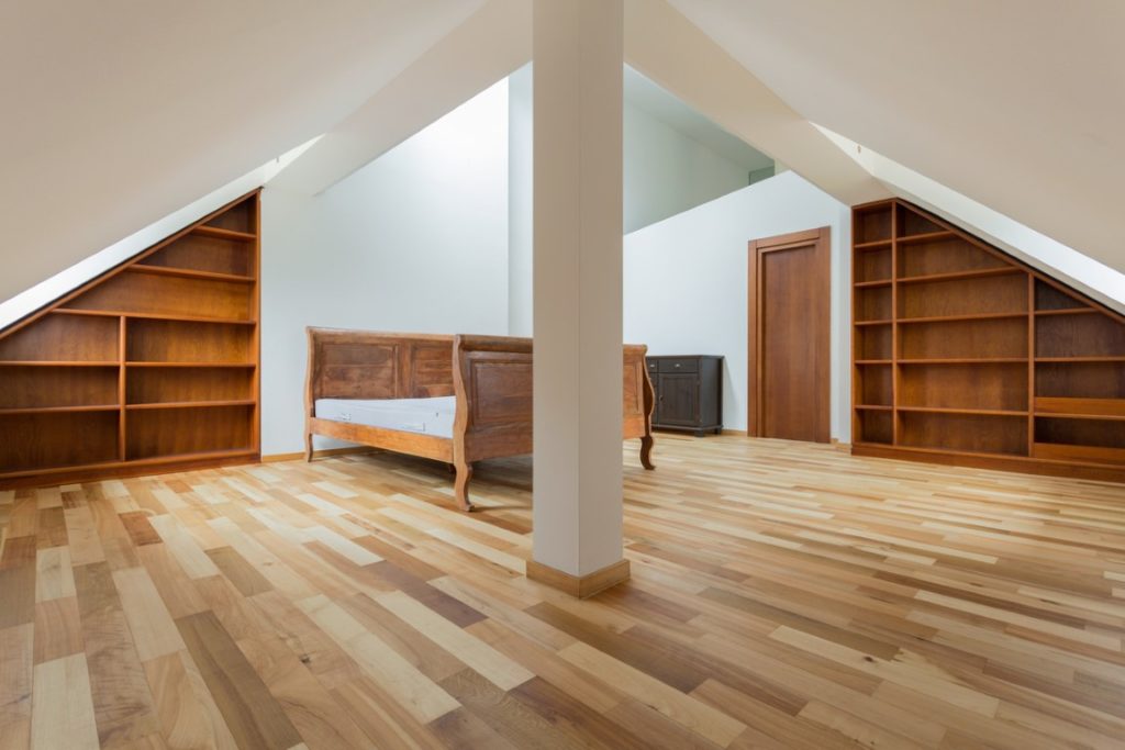 Le dressing ouvert sous pente : pas de perte d'espace