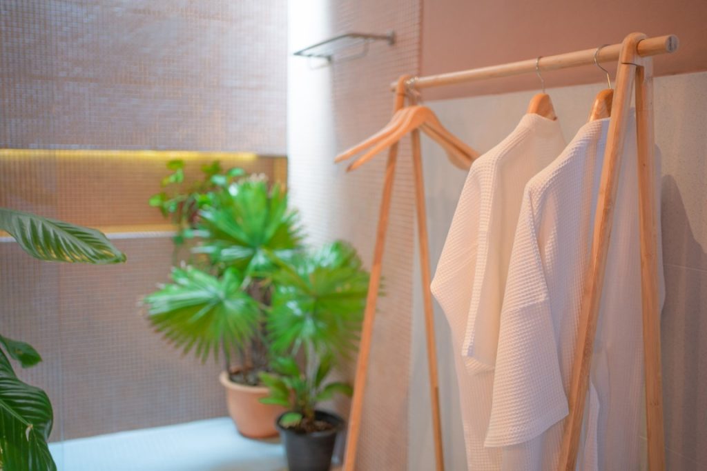Le dressing dans la salle de bain : comme à l'hôtel !