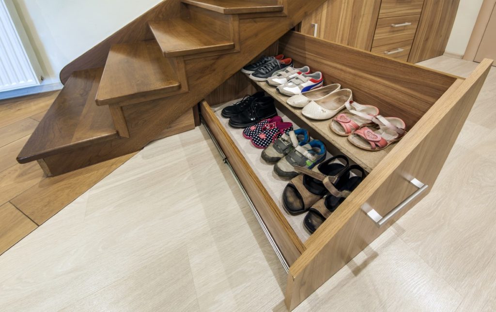 Aménager l'espace sous l'escalier comporte de nombreux avantages.