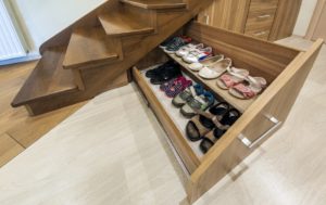 Aménager l'espace sous l'escalier comporte de nombreux avantages.