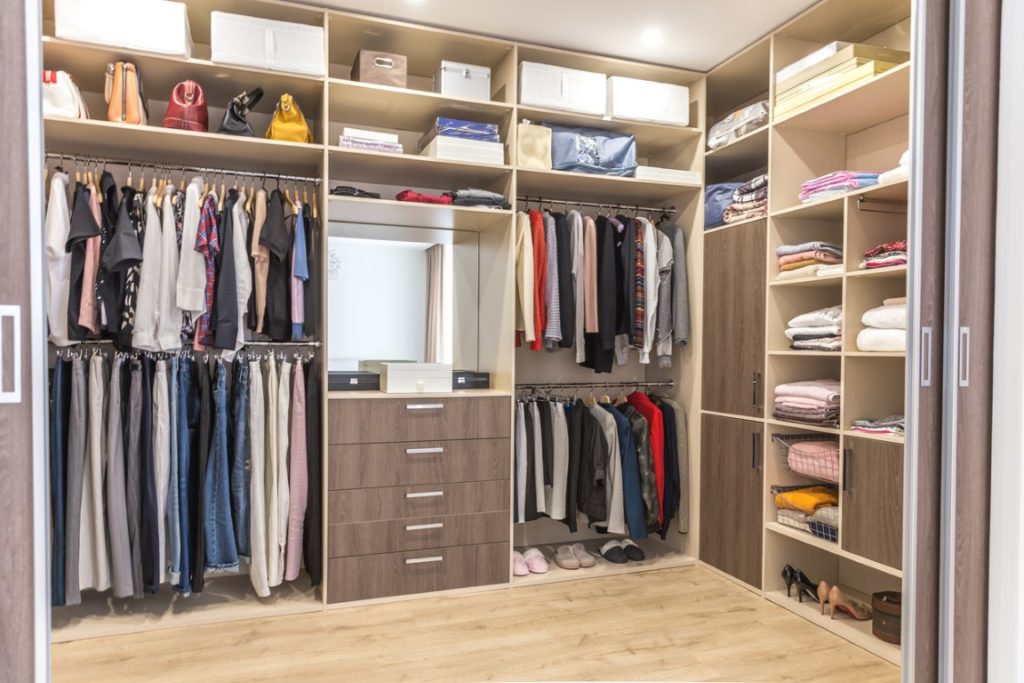 Le dressing d'angle sur mesure permet d'optimiser l'espace.