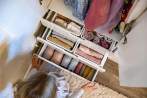 6 trucs et astuces de rangement pour un dressing organisé.