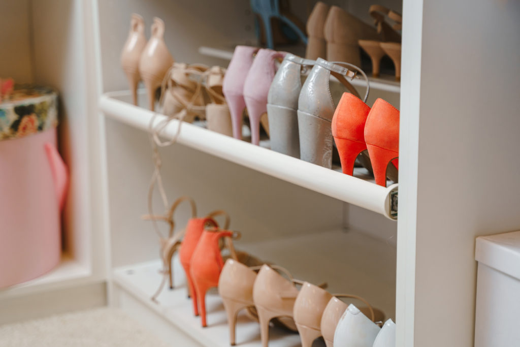 Un dressing sur mesure pour les chaussures est une bonne solution de rangement.