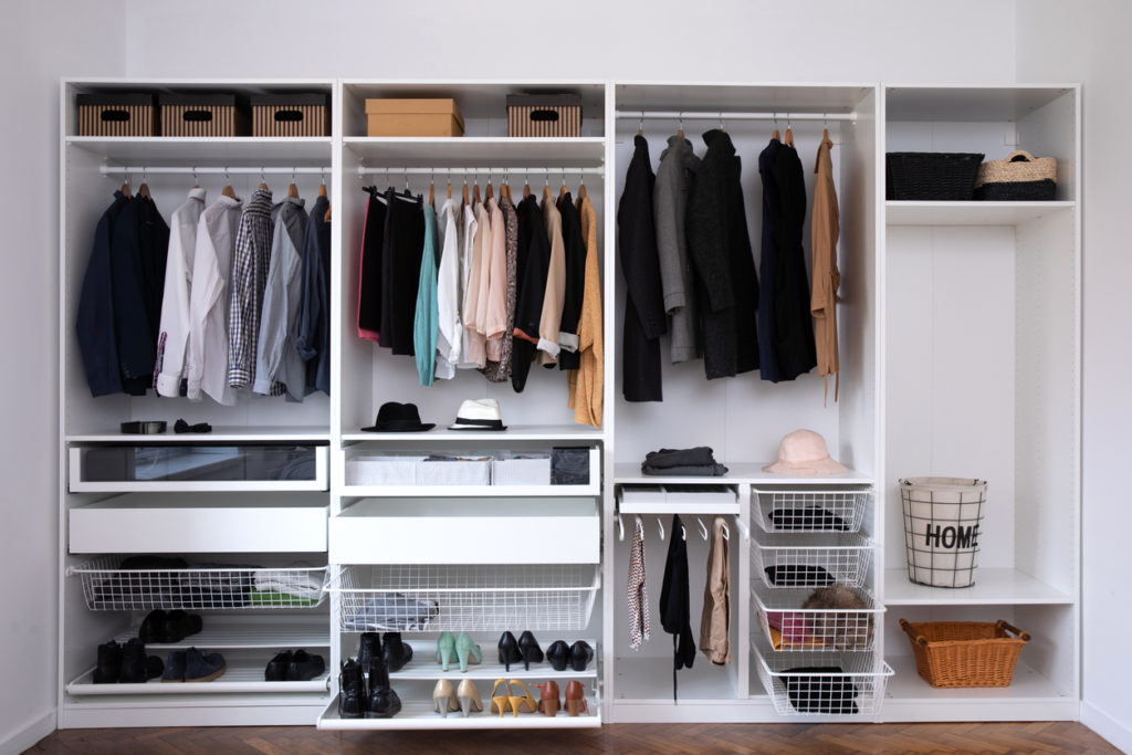 Un dressing sur mesure ouvert est moderne.
