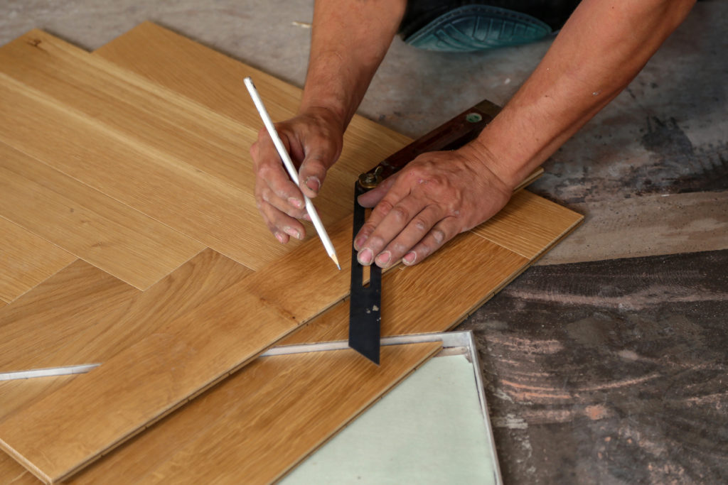 La technique de pose d’un parquet en bâton rompu