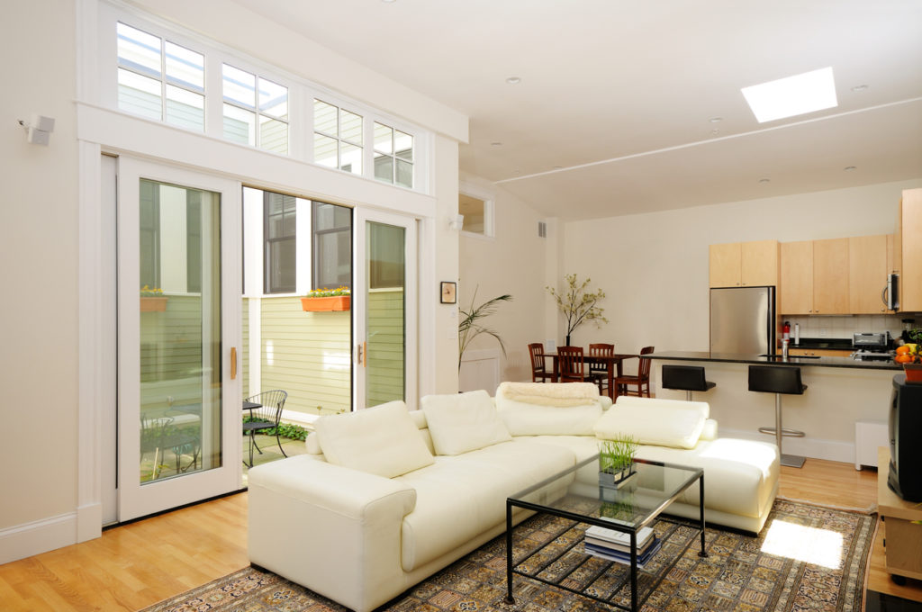 Les fenêtres en imposte ouvrantes sont idéales pour aérer les pièces de vie de manière naturelle.