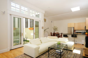 Les fenêtres en imposte ouvrantes sont idéales pour aérer les pièces de vie de manière naturelle.