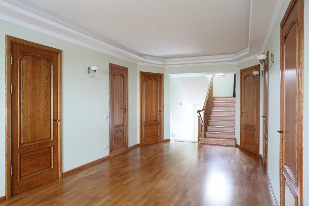 Le prix de la fabrication et de l’installation d’une porte en bois par un professionnel varie selon plusieurs critères.