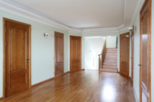 Le prix de la fabrication et de l’installation d’une porte en bois par un professionnel varie selon plusieurs critères.