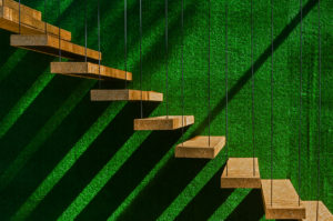 Escalier suspendu dans un intérieur moderne