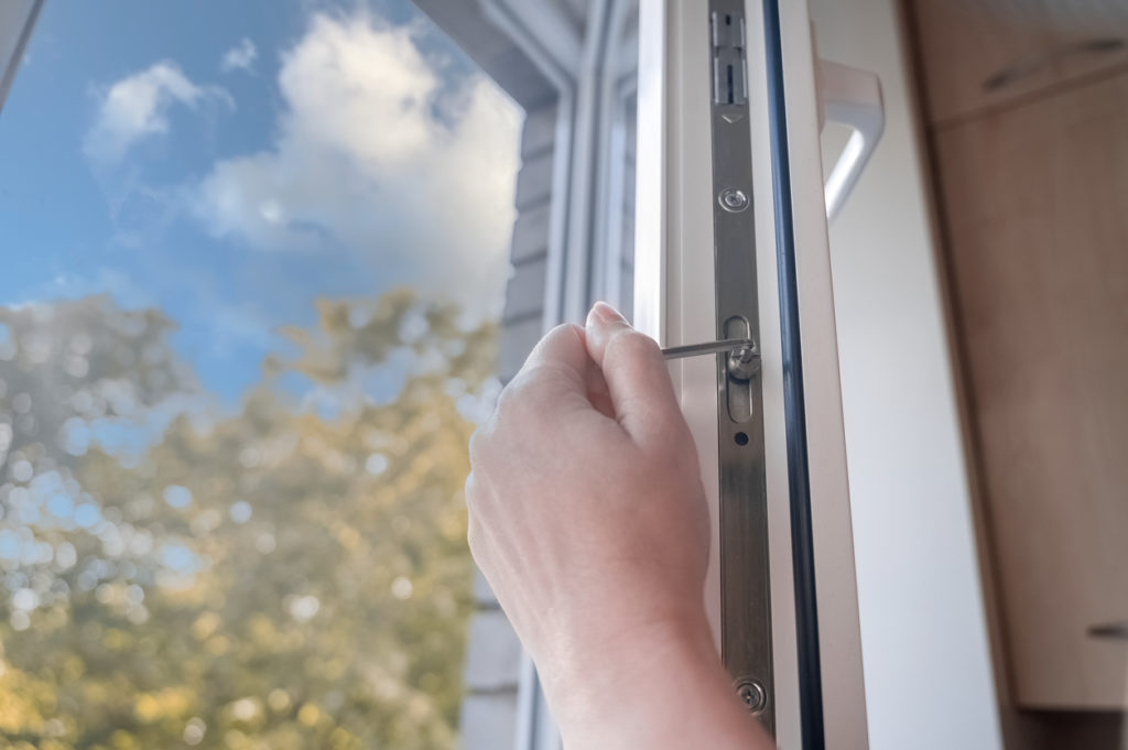 Une fenêtre en PVC peut avoir besoin de quelques réglages à mesure que celle-ci vieillit.