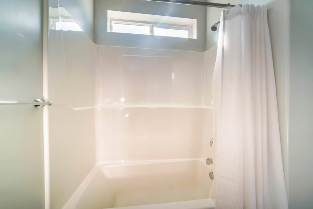 La fenêtre à soufflet se caractérise par une ouverture partielle de sa partie supérieure